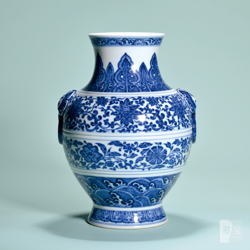清乾隆 青花缠枝花卉纹铺首尊